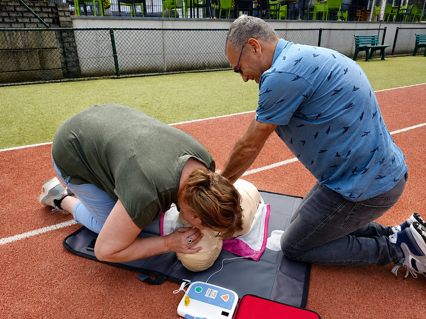 Marcel geeft reanimatietraining aan een cursist